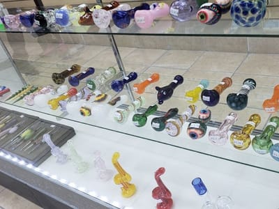 D&M Smoke & Gift Shop