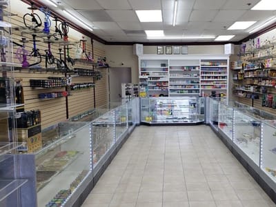 D&M Smoke & Gift Shop