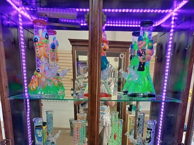 Legal HI Glass CBD and Kratom Dispensary Smoke Shop $125 kilos of Kratom & legal Mushrooms 🍄