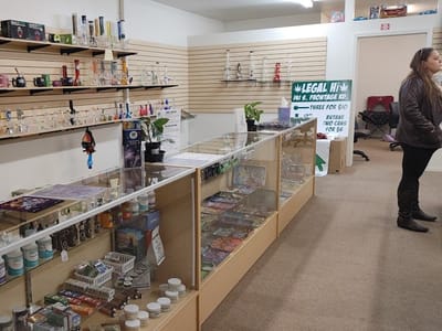 Legal HI Glass CBD and Kratom Dispensary Smoke Shop $125 kilos of Kratom & legal Mushrooms 🍄