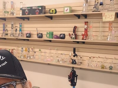 Legal HI Glass CBD and Kratom Dispensary Smoke Shop $125 kilos of Kratom & legal Mushrooms 🍄