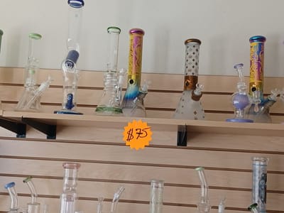 Legal HI Glass CBD and Kratom Dispensary Smoke Shop $125 kilos of Kratom & legal Mushrooms 🍄