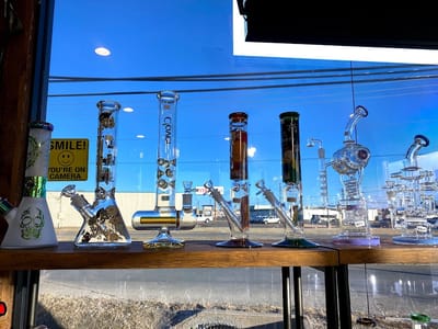 Smoking Wizard Vape CBD Effex Cake 3CHI URB Happi Escobar HHC Hookah Water Pipe OPMS Kratom Shop