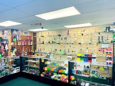 Smoking Wizard Vape CBD Effex Cake 3CHI URB Happi Escobar HHC Hookah Water Pipe OPMS Kratom Shop